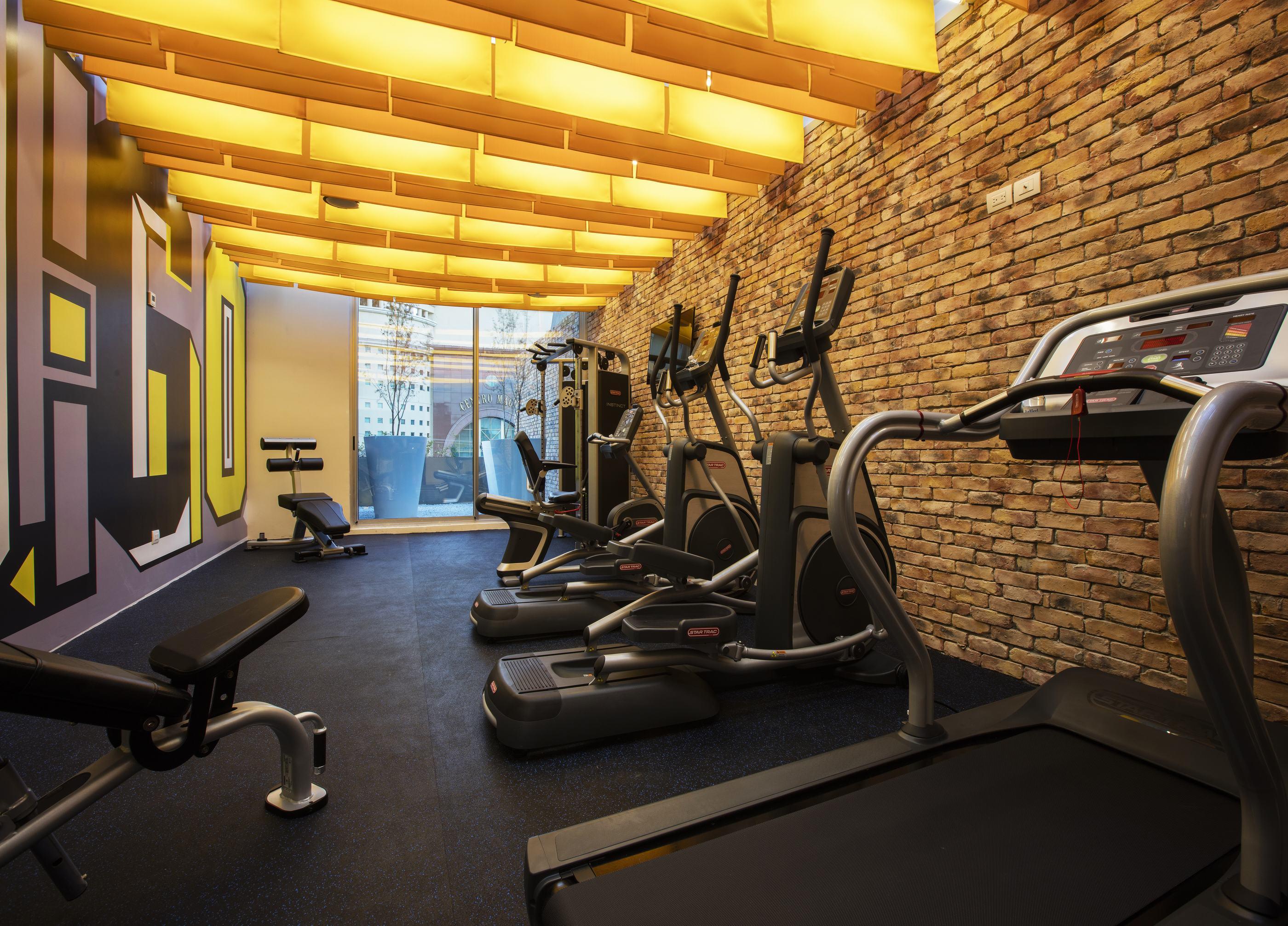 Krystal Urban Guadalajara Hotel Екстериор снимка