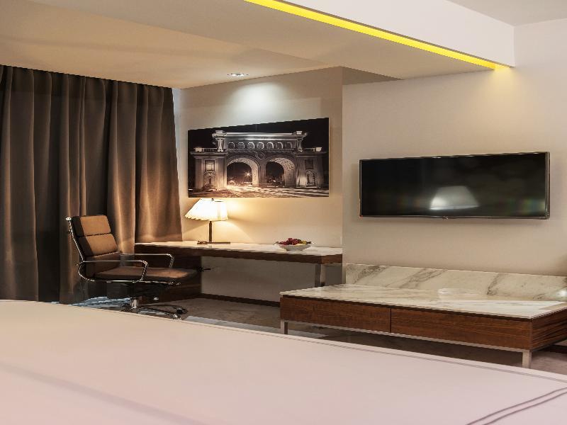 Krystal Urban Guadalajara Hotel Екстериор снимка