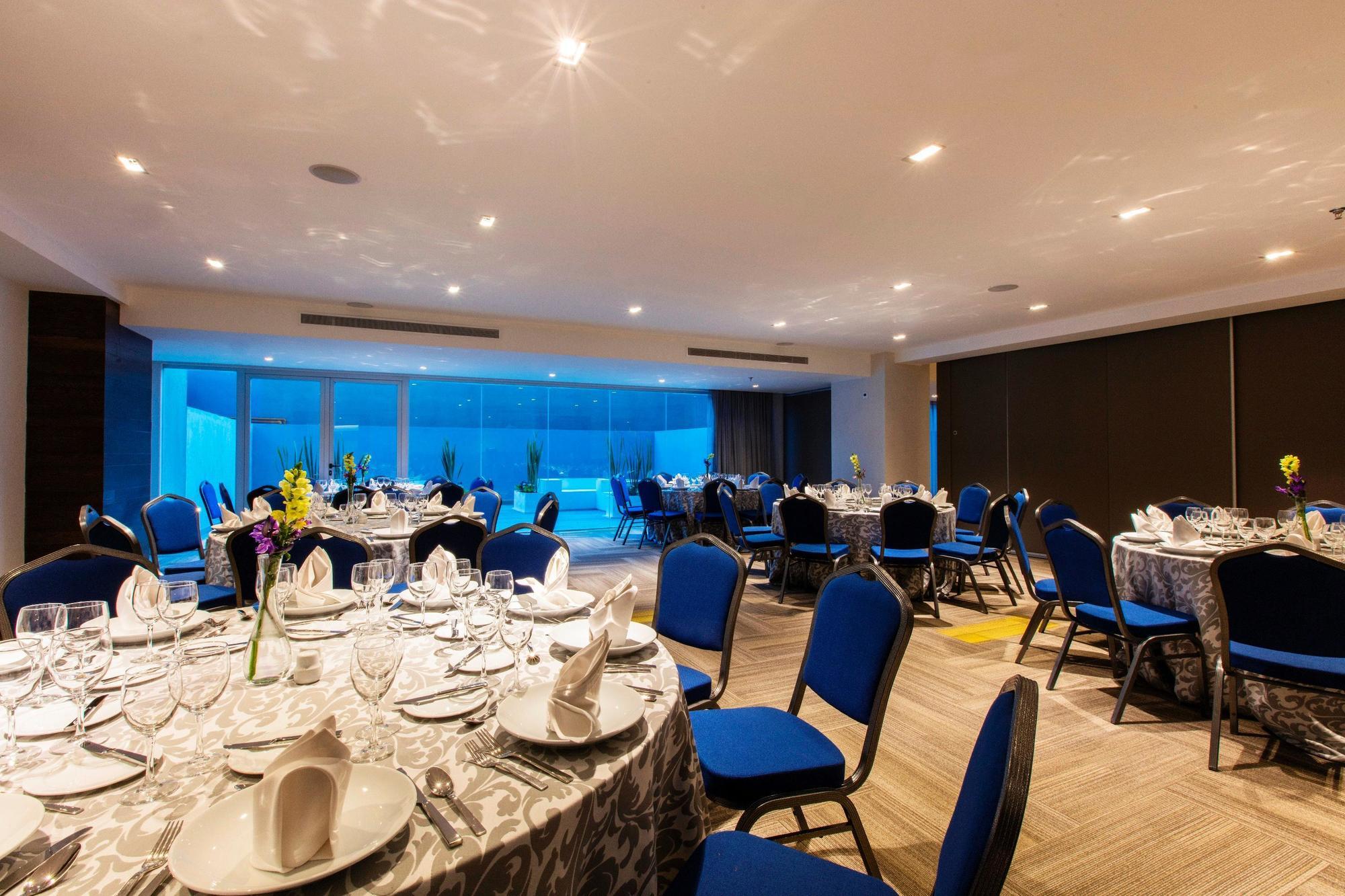 Krystal Urban Guadalajara Hotel Екстериор снимка