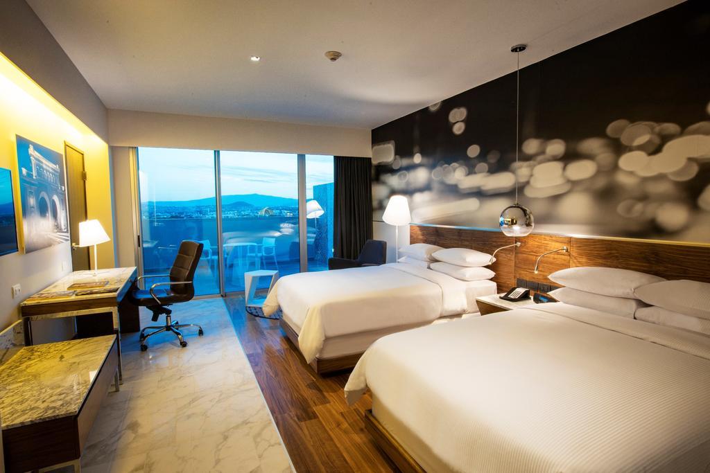 Krystal Urban Guadalajara Hotel Екстериор снимка