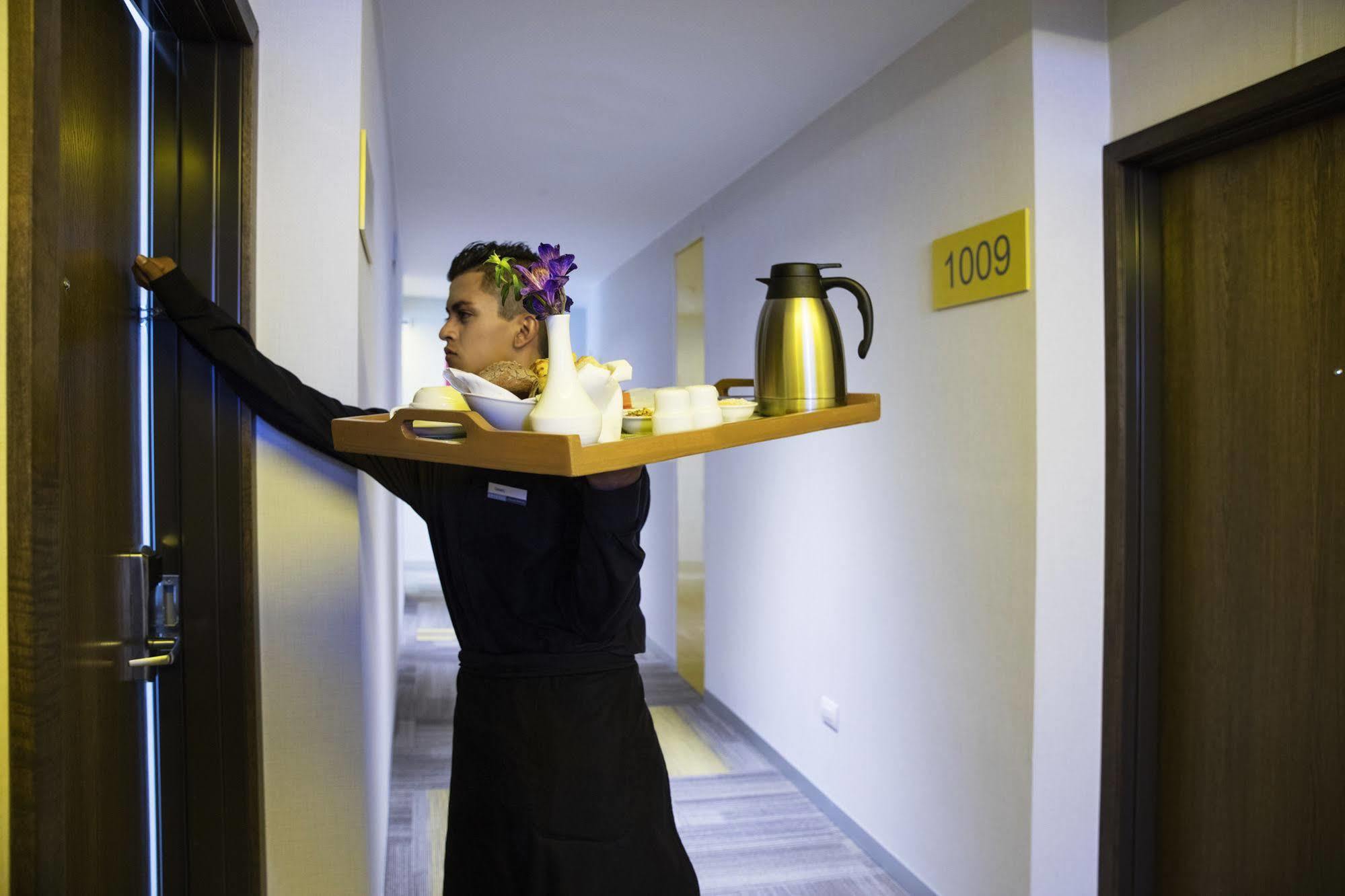 Krystal Urban Guadalajara Hotel Екстериор снимка