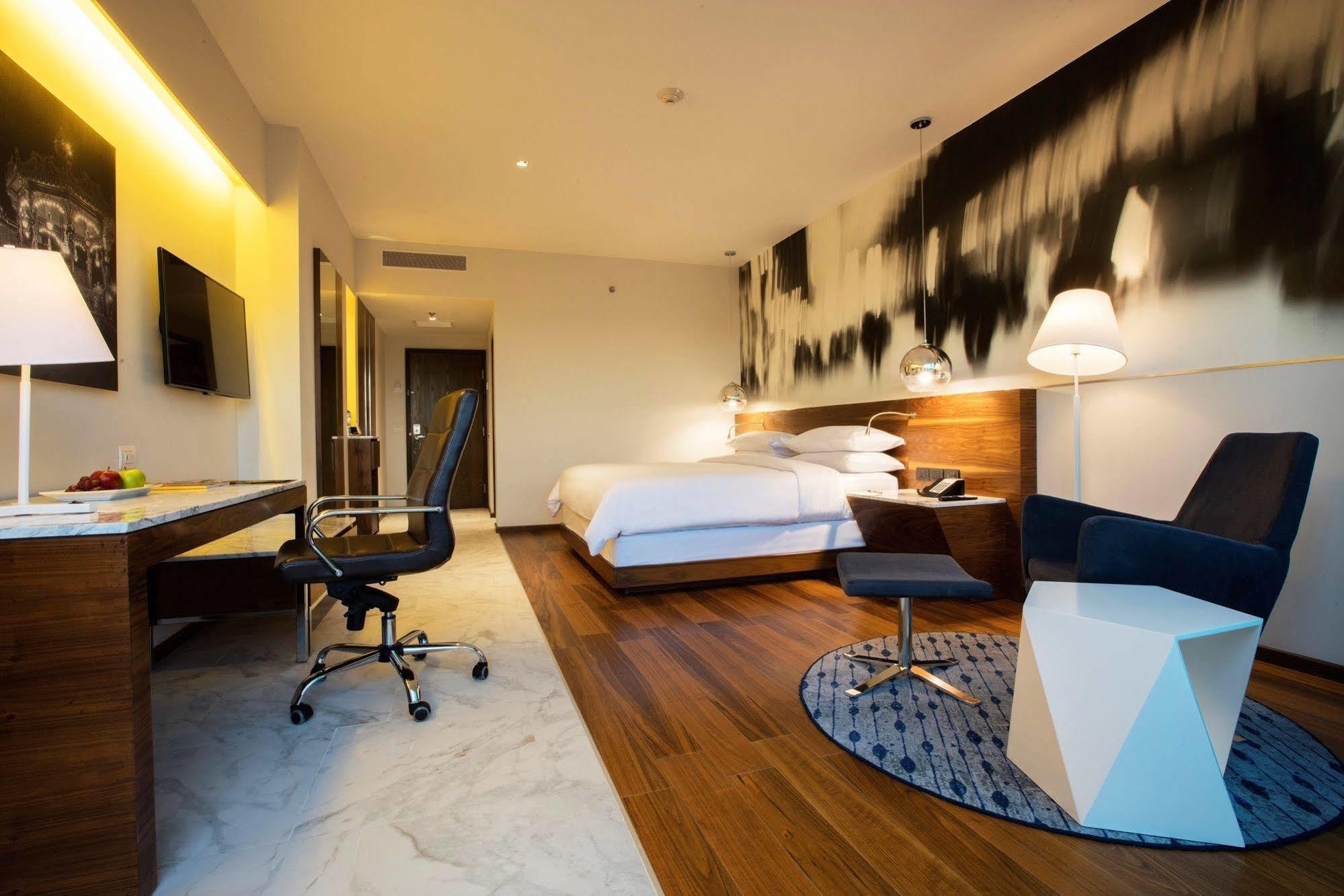 Krystal Urban Guadalajara Hotel Екстериор снимка