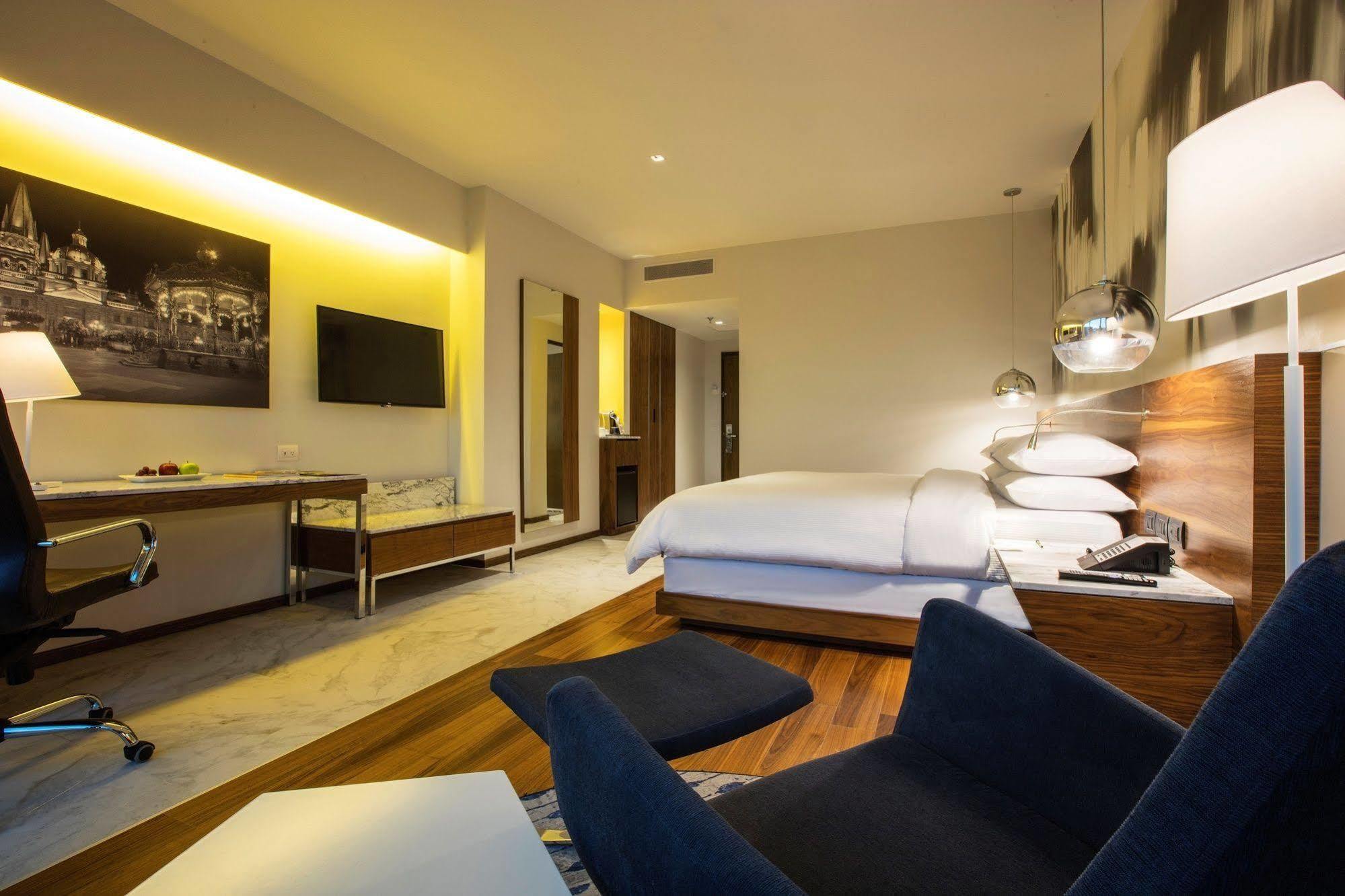 Krystal Urban Guadalajara Hotel Екстериор снимка