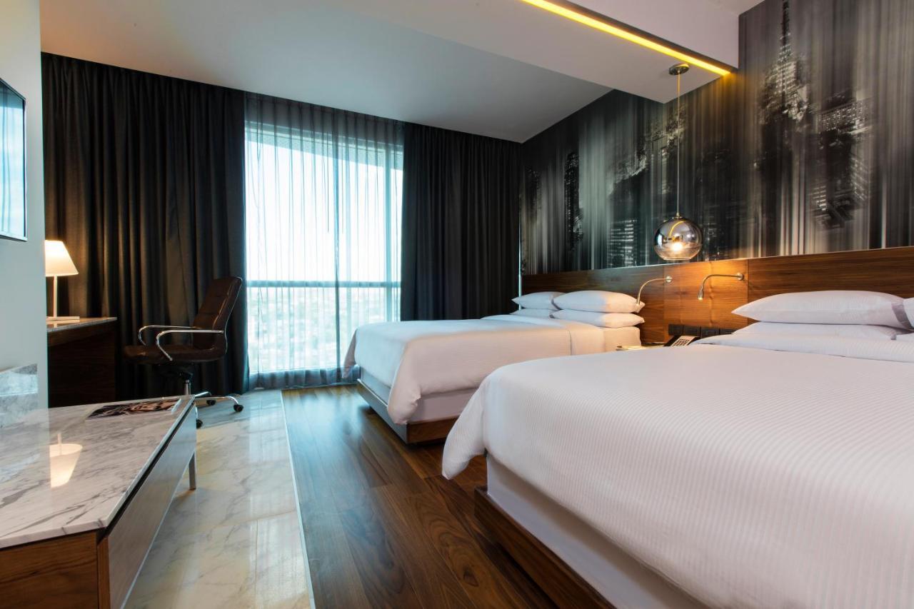Krystal Urban Guadalajara Hotel Екстериор снимка